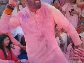 رقص نماینده مجلس هند همراه با مردم در جشن هولی برای گرامیداشت رسیدن بهار