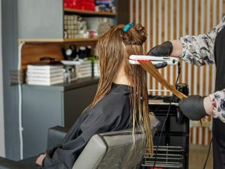 مجله پزشکی نیوانگلند: استفاده از مواد صاف‌کننده مو به آسیب کلیوی مکرر زن جوان منجر شد