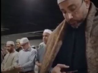 امام جماعت مصری و کار کردن با موبایل هنگام نماز