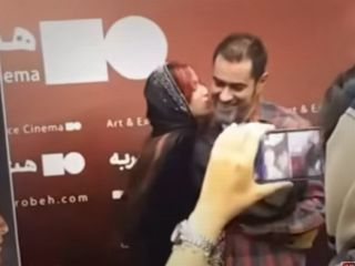 طرفداران خانم سلبریتی مشهور او را بغل کرده و بوسیدند