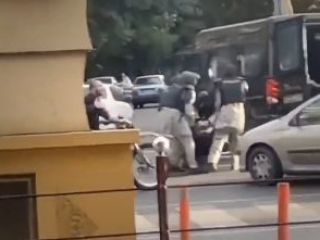 دستگیری یک زن بدون حجاب اجباری توسط ماموران زن ملبس به جلیقه ضد گلوله