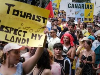 راهپیمایی هزاران نفر در جزایر قناری اسپانیا در اعتراض به گردشگری
