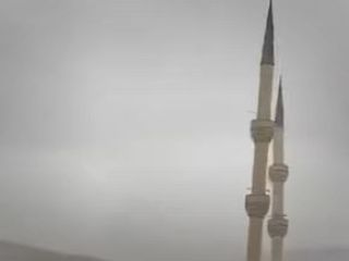 لحظه سقوط مناره مسجد در اثر طوفان در شهری در ترکیه