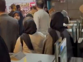 مقاومت مردم در مقابل بازداشت یک دختر جوان بخاطر حجاب در متروی تهران