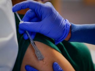 آغاز فصلی جدید در درمان سرطان؛ نخستین واکسن سفارشی «ملانوما» در بریتانیا تزریق شد