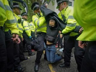 معترضان در لندن بعد از ممانعت از حرکت اتوبوس حامل پناهجویان با برخورد پلیس مواجه شدند