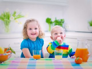 نوشیدن آبمیوه طبیعی در کودکی می‌تواند از ابتلا به چاقی در بزرگسالی جلوگیری کند