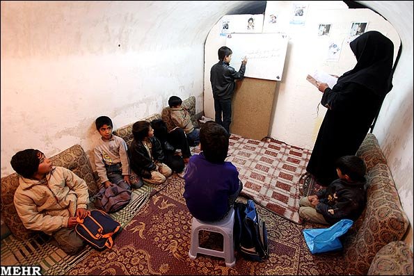 مدرسه زیر زمینی کودکان افغانی