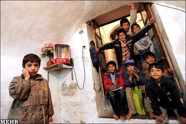 مدرسه زیر زمینی کودکان افغانی