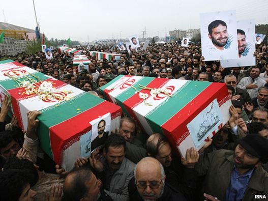 مراسم تشییع کشته‌شدگان انفجار در پادگان سپاه با حضور رهبر ایران برگزار شد 
