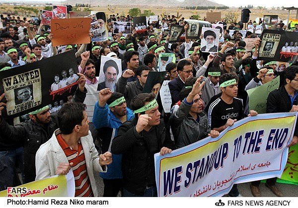 مراسم حلقه انسانی دانشجویان ‌در اطراف تاسیسات هسته‌ای اصفهان