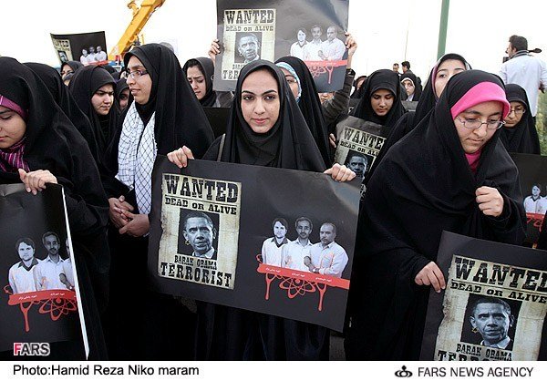 مراسم حلقه انسانی دانشجویان ‌در اطراف تاسیسات هسته‌ای اصفهان