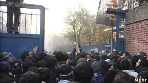 بریتانیا شماری از کارمندان سفارت خود را از ایران خارج می کند