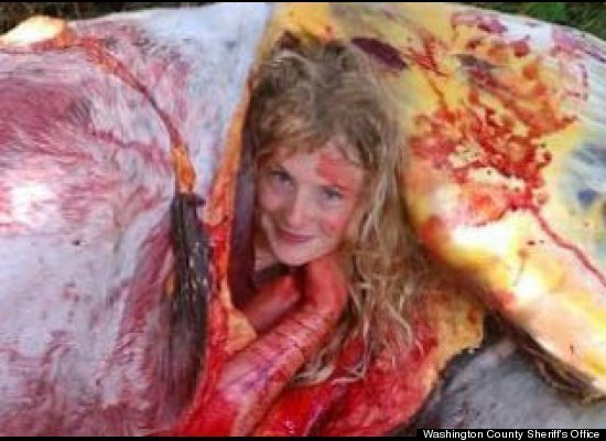 عکس یادگاری زن برهنه هلندی با اسب مرده!+18
