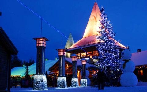 صندوق پستی در دهکده بابانوئل فنلاند پر شده و دیگر جا ندارد 