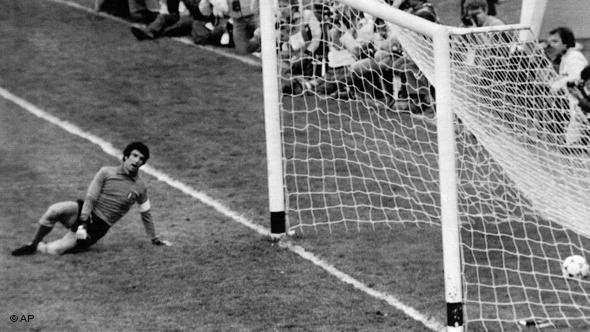 مسنترین قهرمان تاریخ جام جهانی فوتبال۷۰ ساله شد مسنترین قهرمان تاریخ جام جهانی فوتبال۷۰ ساله شد