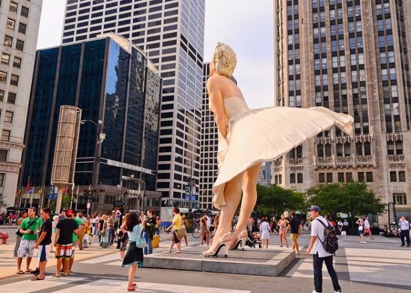 انتقال مجسمه غول پیکر مرلین مونرو به کالیفرنیا 