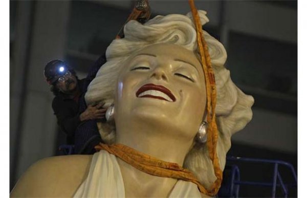 انتقال مجسمه غول پیکر مرلین مونرو به کالیفرنیا 