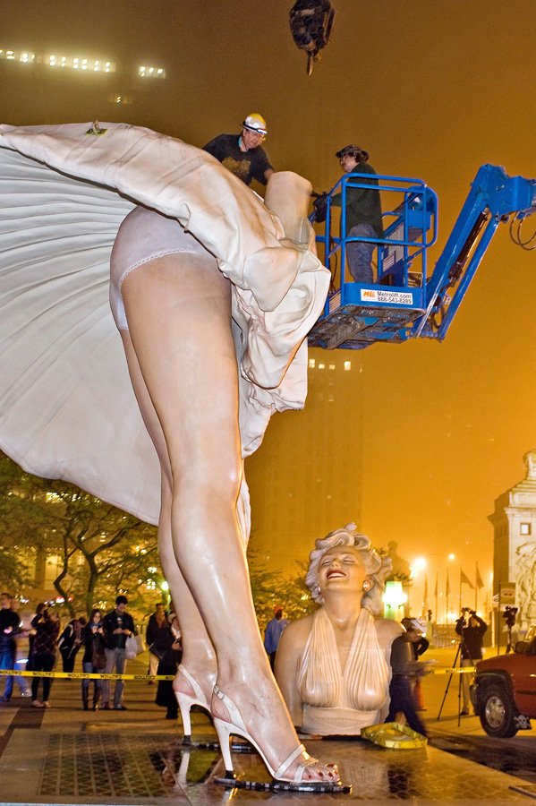 انتقال مجسمه غول پیکر مرلین مونرو به کالیفرنیا 