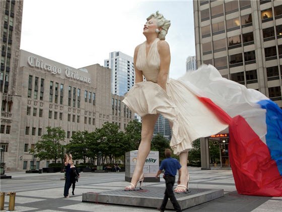 انتقال مجسمه غول پیکر مرلین مونرو به کالیفرنیا 