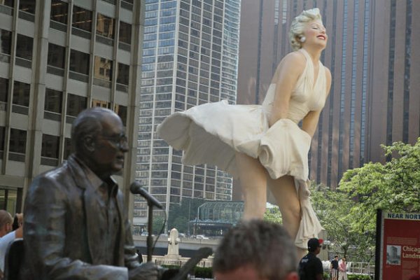 انتقال مجسمه غول پیکر مرلین مونرو به کالیفرنیا 