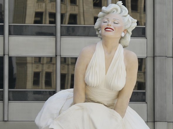 انتقال مجسمه غول پیکر مرلین مونرو به کالیفرنیا 