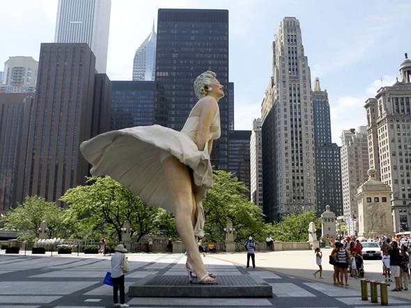 انتقال مجسمه غول پیکر مرلین مونرو به کالیفرنیا 