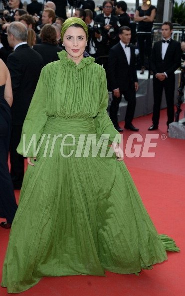 لیلا حاتمی بر روی صحنه اختتامیه جشنواره کن