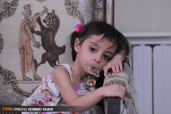 روژان کوچولو برای آینده بدون درد چشم انتظار کمک‌های مردمی 