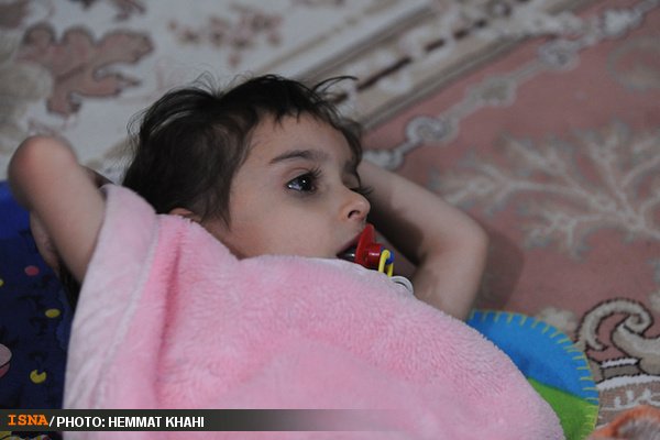 روژان کوچولو برای آینده بدون درد چشم انتظار کمک‌های مردمی 