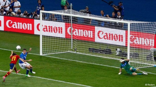 ایتالیا در جرقههای آتشبازی اسپانیا سوخت ایتالیا در جرقههای آتشبازی اسپانیا سوخت