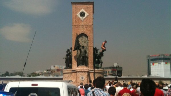 مرد برهنه ایرانی بر روی مجسمه آتاتورک در میدان تقسیم استانبول