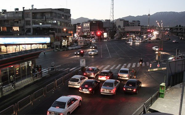 دستفروشی پیرمرد عصاکش سرچهارراه