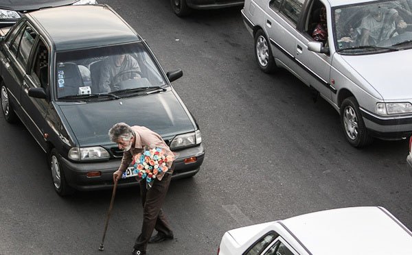 دستفروشی پیرمرد عصاکش سرچهارراه