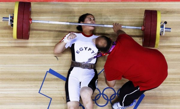 افتادن وزنه 196 کیلوگرمی بر روی سر وزنه بردار سنگین وزن آلمان