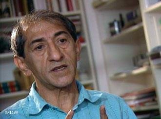 چرا رهبر خود را شاعر و منتقد ادبی معرفی می کند؟ چرا رهبر خود را شاعر و منتقد ادبی معرفی می کند؟