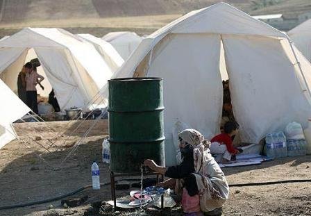 زلزله زده های آذربایجان از سرما می لرزند؛ "کانکس" را هم مردم بفرستند؟! 