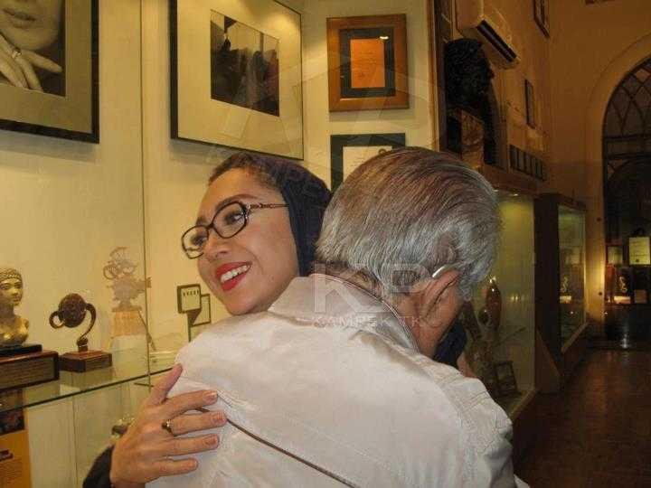 در آغوش گرفتن عزتالله انتظامی توسط نیکی کریمی و واکنش گسترده رسانههای دولتی ایران به آن در آغوش گرفتن عزتالله انتظامی توسط نیکی کریمی و واکنش گسترده رسانههای دولتی ایران به آن