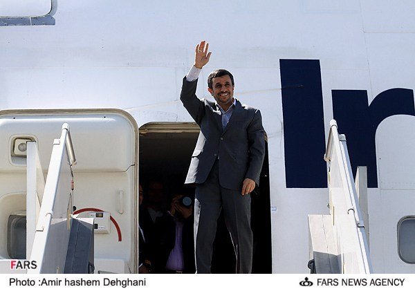 احمدی نژاد در فرودگاه مهرآباد: برای ابلاغ پیام ملت ایران در سازمان ملل حاضر می‌شویم 