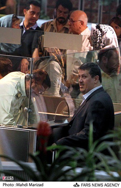 مهدی هاشمی وارد فرودگاه بین‌المللی تهران شده است