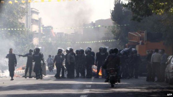 درگیری میان نیروهای پلیس و معترضان به افزایش قیمت ارز در ایران