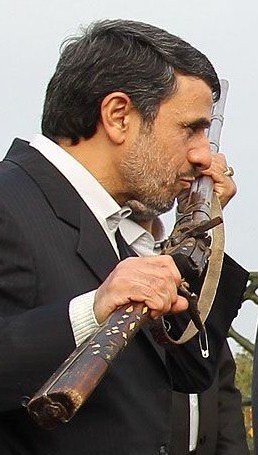 ماجرای تفنگی که بر دیوار کلبه احمدی نژاد آویزان است! 