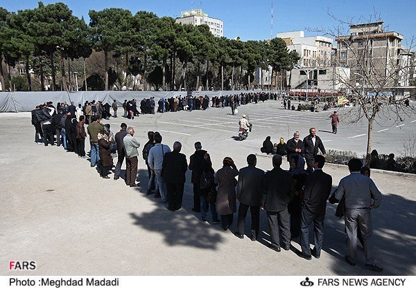 صف چندصد متری برای برنج هندی در مصلی تهران صف چندصد متری برای برنج هندی در مصلی تهران