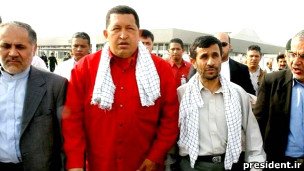 احمدی نژاد در میان ادامه انتقاد از نحوه تسلیت‌اش در مرگ چاوز به ونزوئلا رفت