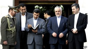 احمدی نژاد در میان ادامه انتقاد از نحوه تسلیت‌اش در مرگ چاوز به ونزوئلا رفت