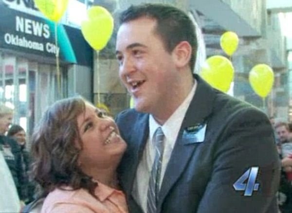 خواستگاری دختر از پسر در فرودگاه