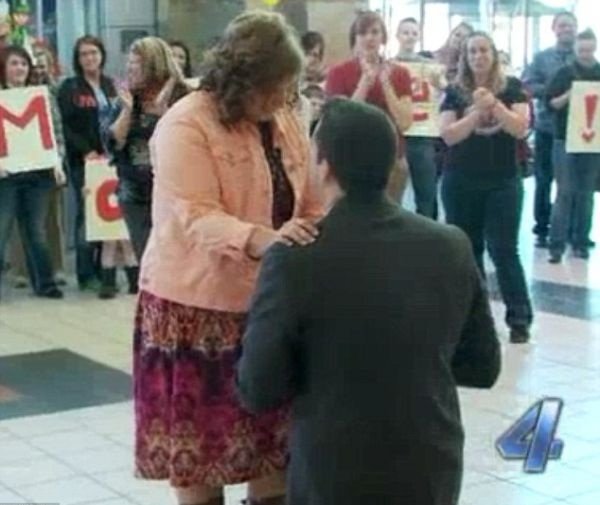 خواستگاری دختر از پسر در فرودگاه خواستگاری دختر از پسر در فرودگاه