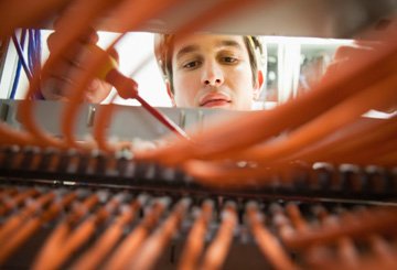 ۲۰ حرفه ای که کشورهای مهاجرپذیر به دنبال آنها هستند 4 - مهندس برق و شغلهای مرتبط