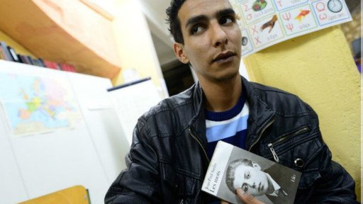 پناهندگی در یونان: رویای آوارهای با کتاب سارتر پناهندگی در یونان: رویای آوارهای با کتاب سارتر