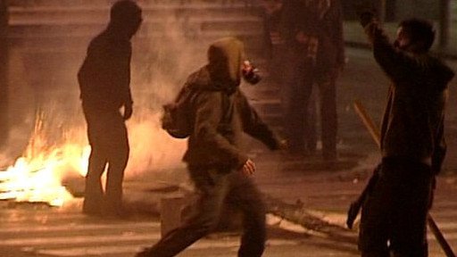 پناهندگی در یونان: رویای آوارهای با کتاب سارتر پناهندگی در یونان: رویای آوارهای با کتاب سارتر